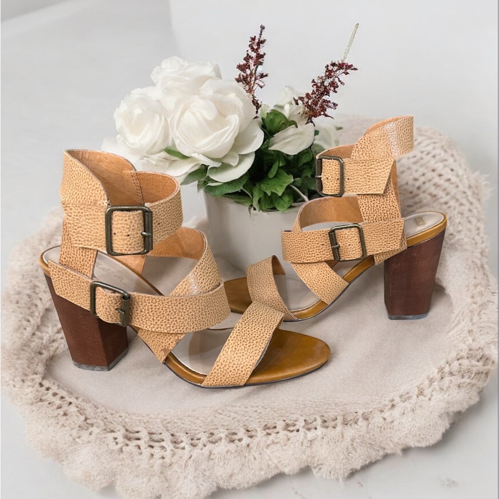 Skin Women’s Heel Sandals, Size 6.5 ~ Light Brown